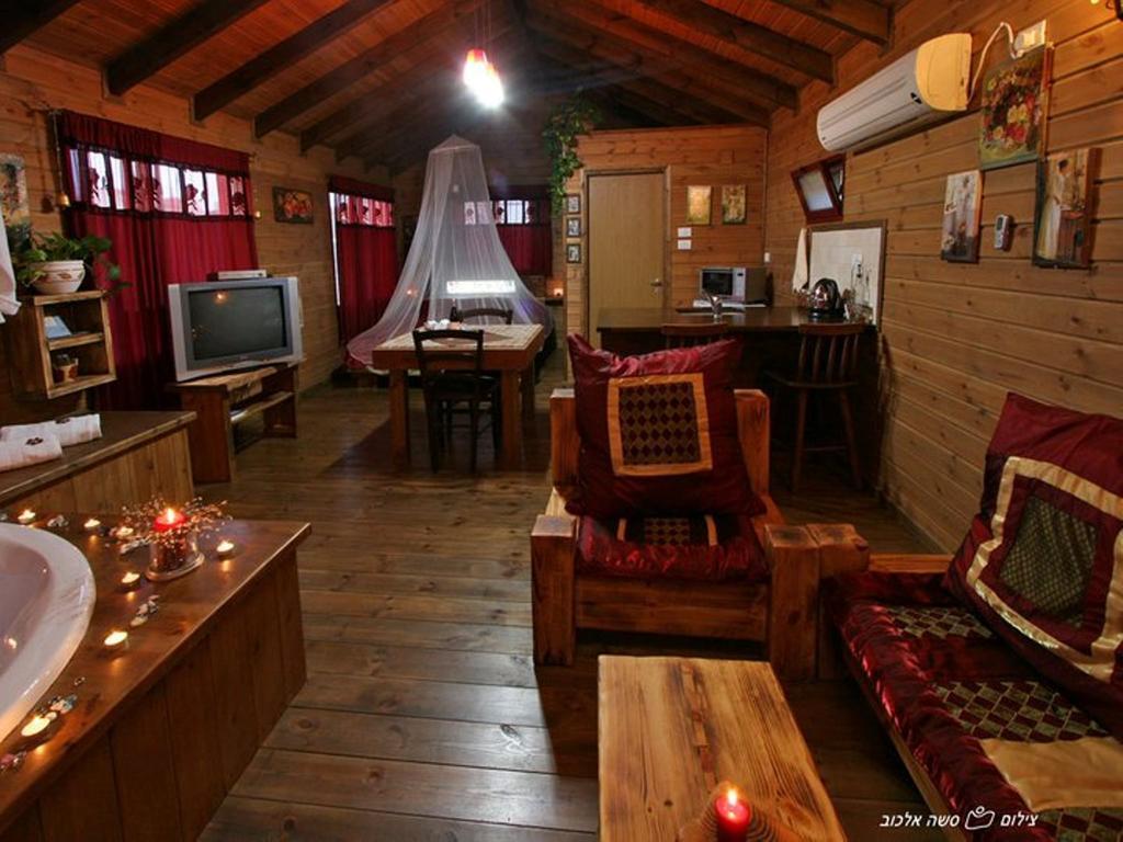Ha'Bait Ba'Kfar Guesthouse Bruchim Qela' Alon Номер фото